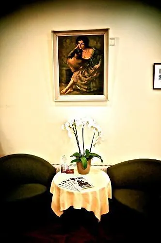 本特利酒店 Schaerbeek 2*,